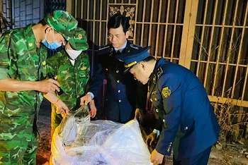 Lực lượng chức năng tỉnh Quảng Trị kịp thời ngăn chặn 1,7 tấn lòng lợn đã bốc mùi hôi thối đang trên đường tiêu thụ