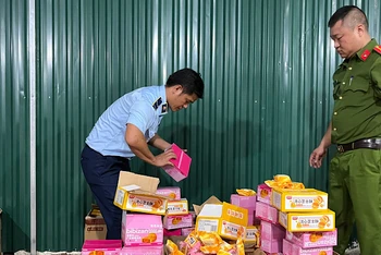Lực lượng chức năng TP Hà Nội thu giữ hơn 4.500 chiếc bánh trung thu nhập lậu.