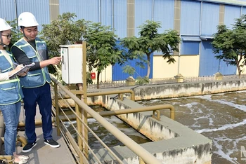 Kỹ sư vận hành Nhà máy xử lý nước thải tập trung, khu công nghiệp Nam Cầu Kiền, Hải Phòng. (Ảnh: AN KHÁNH)