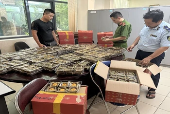 Lực lượng quản lý thị trường thành phố Hà Nội tạm giữ số lượng lớn bánh trung thu không rõ nguồn gốc.