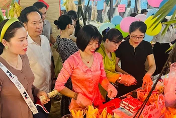 Các thực khách trải nghiệm các món ăn tại Lễ hội ẩm thực của Học viện Chính trị Khu vực II.
