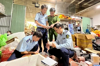 Phó Tổng Cục trưởng Quản lý thị trường Nguyễn Thanh Bình cùng các lực lượng chức năng trực tiếp kiểm tra hàng hóa.