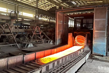 Dây chuyền sản xuất thép tại Nhà máy cán thép Thái Nguyên (Công ty cổ phần gang thép Thái Nguyên).