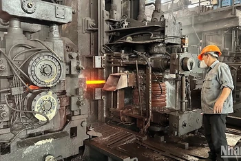 Sản xuất thép tại Công ty cổ phần Gang thép Thái Nguyên.