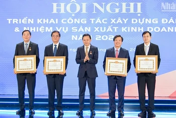 Đồng chí Hồ Lê Nghĩa, Bí thư Đảng ủy, Chủ tịch HĐTV VINATABA trao tặng giấy khen của Đảng ủy Tổng công ty cho các Đảng bộ cơ sở hoàn thành xuất sắc nhiệm vụ năm 2023.