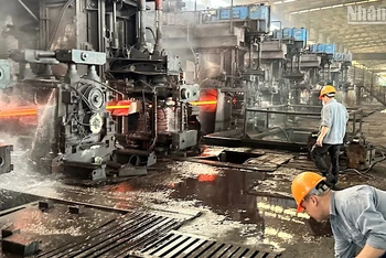 Dây chuyền sản xuất thép tại Nhà máy cán thép Thái Nguyên