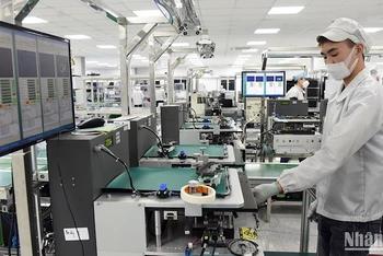 Dây chuyền sản xuất linh kiện điện tử của Công ty TNHH Bumjin Electronics Vina (Quảng Ninh). Ảnh: TRẦN HẢI