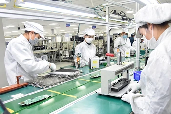 Dây chuyền sản xuất linh kiện điện tử của Công ty TNHH Bumjin Electronics Vina (Quảng Ninh). (Ảnh: TRẦN HẢI)