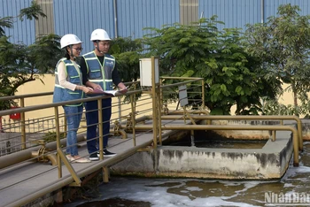 Kỹ sư Nhà máy xử lý nước thải tập trung Khu công nghiệp Nam Cầu Kiền tại Huyện Thủy Nguyên (TP Hải Phòng) kiểm tra và bảo dưỡng thiết bị hoạt động của nhà máy. (Ảnh: KHÁNH AN)
