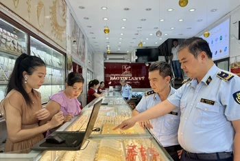Phó Cục trưởng Nghiệp vụ Quản lý thị trường Nguyễn Đức Lê chỉ đạo kiểm tra tại các cơ sở kinh doanh vàng.