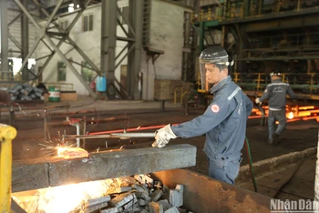 Sản xuất thép tại Công ty TNHH Khoáng sản và Luyện kim Việt-Trung (VTM) Lào Cai.