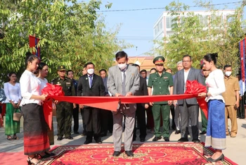 Cắt băng khánh thành công trình Đài Hữu nghị Việt Nam-Campuchia tỉnh Kampong Speu, sáng 3/3 (Ảnh: NGUYỄN HIỆP)