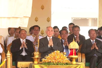 Quốc vương Norodom Sihamoni chủ trì buổi lễ. (Ảnh: SƠN XINH)