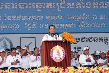 Chủ tịch CPP, đương kim Thủ tướng Campuchia Samdech Techo Hun Sen công bố cương lĩnh chính trị và chương trình ưu tiên của Đảng. (Ảnh: SƠN XINH)
