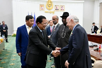 Thủ tướng Campuchia Samdech Techo Hun Sen chào mừng các quan sát viên quốc tế. (Ảnh: Fresh News)