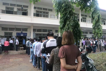 Cử tri xếp hàng bầu cử tại Trường THPT Wat Koh ở Phnom Penh.