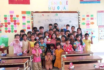 Cô giáo Lê Thị Thùy Linh dạy môn tiếng Việt cùng các em học sinh tại Siem Reap. (Ảnh: Nguyễn Hiệp)