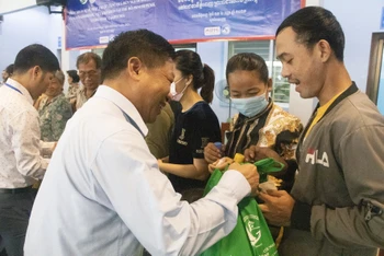 Đại sứ Nguyễn Huy Tăng thăm hỏi và trao quà cho một gia đình người gốc Việt Nam.