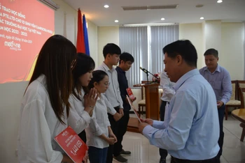 Đại sứ Nguyễn Huy Tăng trao học bổng cho các sinh viên.