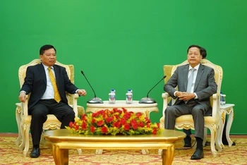 Đại sứ Nguyễn Huy Tăng chào Phó Thủ tướng Chính phủ Hoàng gia Campuchia Neth Savoeun tại Cung Hòa Bình, chiều 5/12