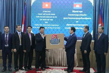 Đại sứ Nguyễn Huy Tăng bàn giao trang thiết bị văn phòng cho Tổng Thư ký Thượng viện Campuchia Oum Sarith.