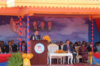 Chủ tịch Đảng Nhân dân Campuchia, Samdech Techo Hun Sen đọc diễn văn tại lễ kỷ niệm. Ảnh: Nguyễn Hiệp