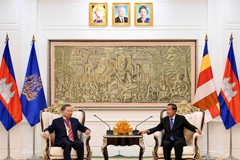 Bộ trưởng Tô Lâm chào xã giao Samdech Techo Hun Sen, Chủ tịch Đảng Nhân dân Campuchia. (Ảnh: BTV)