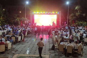 Chương trình gặp gỡ “Xuân Quê hương-Giáp Thìn 2024” được tổ chức trong khuôn viên Đại sứ quán Việt Nam ở Thủ đô Phnom Penh. Ảnh: NGUYỄN HIỆP