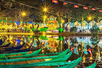 Thuyền tham gia lễ hội trên sông Siem Reap.
