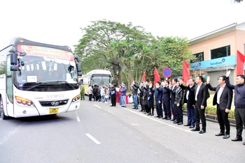 Lãnh đạo thành phố Hà Nội tiễn công nhân về quê ăn Tết trên các chuyến xe ô-tô miễn phí.