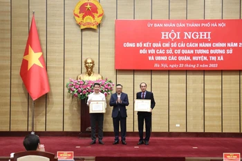 Chủ tịch Ủy ban nhân dân thành phố Hà Nội Trần Sỹ Thanh tặng Bằng khen hai đơn vị dẫn đầu chỉ số cải cách hành chính của thành phố.