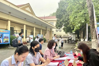 Người lao động tham gia phiên giao dịch việc làm lưu động tại huyện Mê Linh.