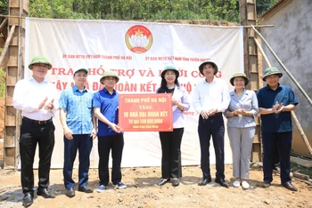 Ủy ban Mặt trận tổ quốc Hà Nội hỗ trợ Ủy ban Mặt trận Tổ quốc tỉnh Tuyên Quang 500 triệu đồng xây dựng nhà đại đoàn kết. 