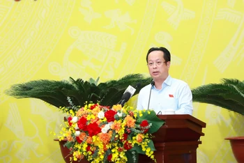 Giám đốc Sở Giáo dục và Đào tạo Hà Nội đọc tờ trình về mức thu học phí năm học 2023-2024.