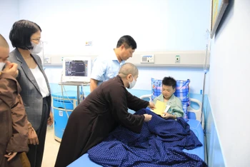 Lãnh đạo Mặt trận Tổ quốc Thành phố Hà Nội trao hỗ trợ tới nạn nhân trong vụ cháy đang điều trị tại Bệnh viện Đa khoa Hà Đông.