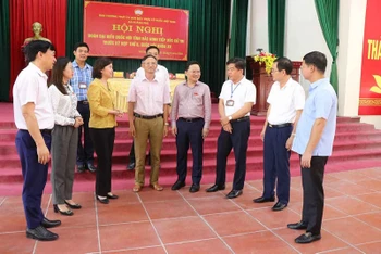 Các đại biểu Quốc hội tỉnh Bắc Ninh tiếp xúc cử tri tại xã Quảng Phú, huyện Lương Tài.
