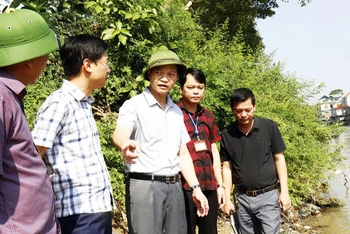 Lãnh đạo tỉnh Bắc Ninh kiểm tra hiện trường vụ sạt lở đê, chỉ đạo phương án khắc phục khẩn cấp sự cố.
