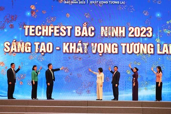 Các đại biểu thực hiện nghi thức khai mạc Ngày hội.