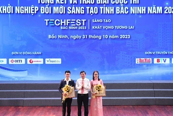 Lãnh đạo tỉnh Bắc Ninh và các tác giả đạt giải Nhất Cuộc thi Khởi nghiệp đổi mới sáng tạo.