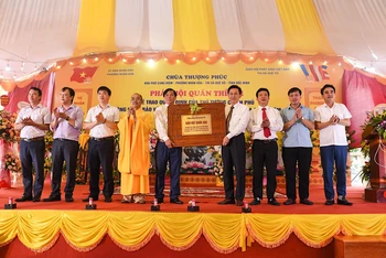 Lãnh đạo Sở Văn hóa, Thể thao và Du lịch tỉnh Bắc Ninh trao Bằng công nhận Bảo vật quốc gia Tượng Quan Thế Âm ở chùa Cung Kiệm.