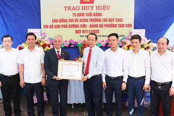 Đồng chí Nguyễn Quốc Chung, Phó Bí thư Tỉnh ủy Bắc Ninh trao Huy hiệu 75 năm tuổi Đảng tặng đảng viên Vũ Xuân Trường, ở phường Tam Sơn, thành phố Từ Sơn.