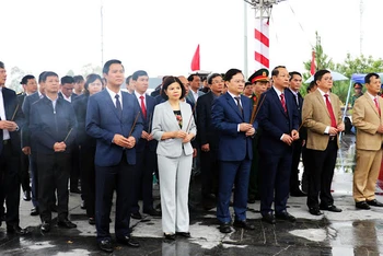 Đoàn đại biểu tỉnh Bắc Ninh thành kính dâng hương trước tượng đài đồng chí Ngô Gia Tự.