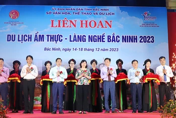 Lãnh đạo tỉnh Bắc Ninh cắt băng khai mạc Liên hoan.
