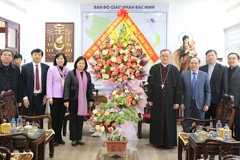 Lãnh đạo tỉnh Bắc Ninh tới thăm, chúc mừng Tòa Giám mục Bắc Ninh nhân ngày Lễ trọng của đồng bào Công giáo.