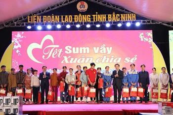 Phó Thủ tướng Trần Hồng Hà trao quà tặng các công nhân lao động có hoàn cảnh khó khăn.