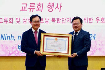 Thừa ủy quyền, Bí thư Tỉnh ủy Bắc Ninh trao Huân chương Hữu nghị tặng Tổng Giám đốc Tổ hợp Samsung Việt Nam.