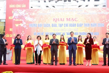 Các lãnh đạo tỉnh Bắc Ninh cắt băng khai mạc Hội báo Xuân Giáp Thìn.