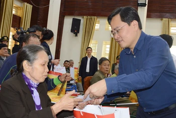 Bí thư Tỉnh ủy Bắc Ninh tặng quà đối tượng chính sách dịp Tết Nguyên đán.