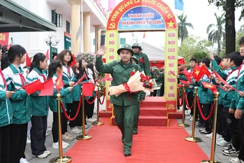 Các tân binh của tỉnh Bắc Ninh lên đường tòng quân.