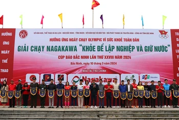Các đồng chí lãnh đạo tỉnh và Ban tổ chức trao Cờ lưu niệm tặng các đơn vị tham dự.